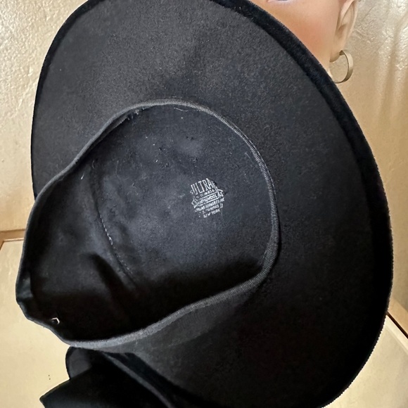 ORNATE 1940s\' BLACK FELT/VELVET FEDORA WITH FELT STRIPS + BLACK FEATHER \